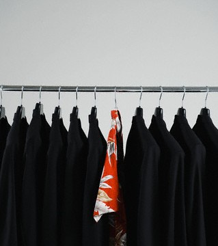 Attente all'uomo in camicia