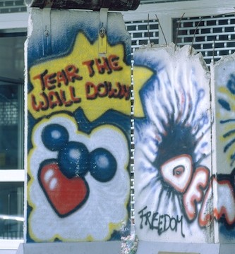 Tutti portiamo un pezzo del Muro di Berlino in noi
