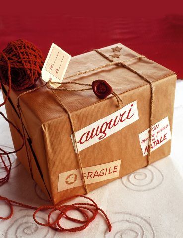 PACCO POSTALE... REGALO Impacchetta il regalo con la carta da pacco, che fisserai ai lati e sul
