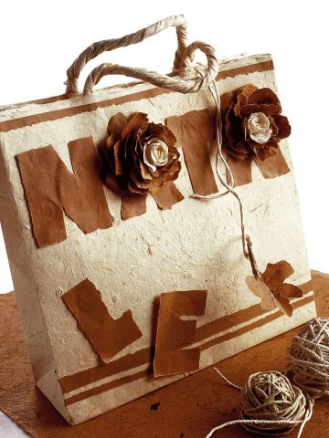 BORSA DI CARTA CREATIVA Strappa a mano da un foglio di carta da pacco color avana alcune strisc