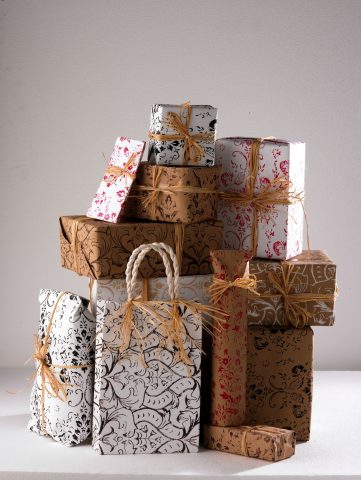 DECORARE LA CARTA DA PACCO Per decorare la carta da pacco ti serviranno carta da pacco, colori