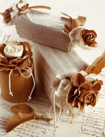 ROSE DI CARTA Per realizzare il pacchetto con la rosa, crea la base con la carta da pacco e il