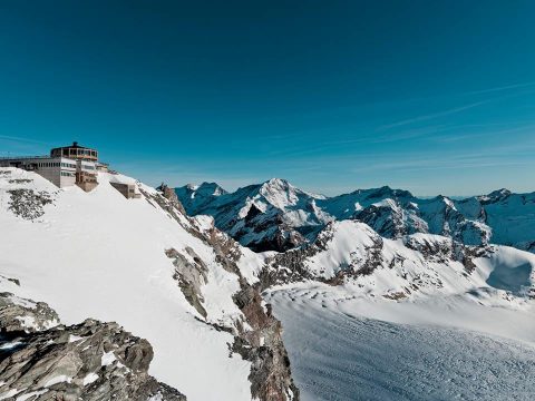 Camminare sulla neve dei ghiacciai eterni