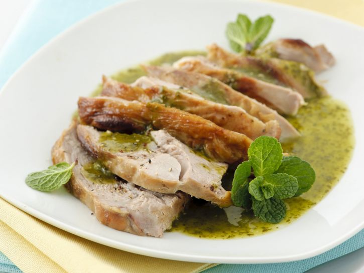 Piatto di portata con cosciotto d'agnello con salsa alla menta