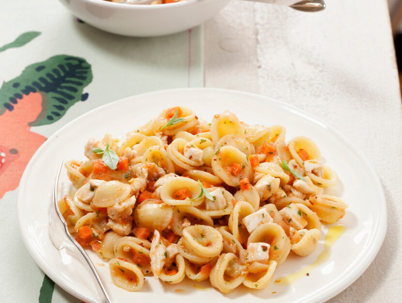 Orecchiette con ragù di pollo e verdure