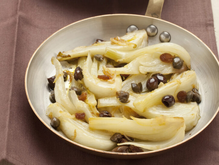 Padellata di finocchi con olive e uvetta