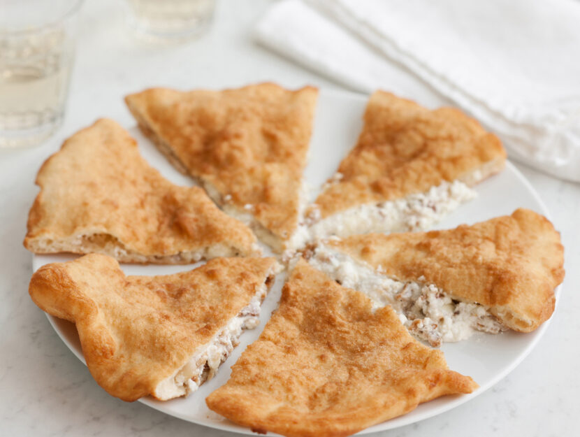 Pizza fritta con ricotta, provola e ciccioli