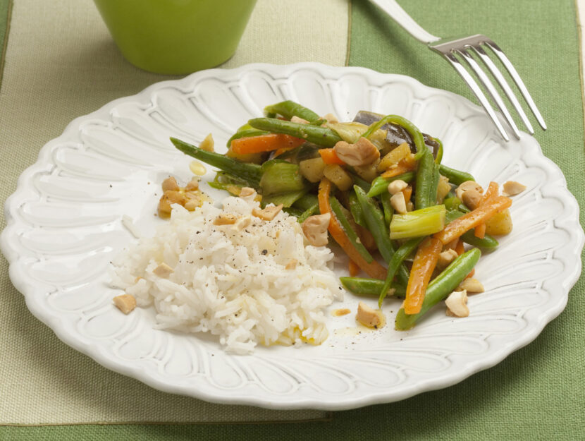 Riso con verdure al curry e anacardi