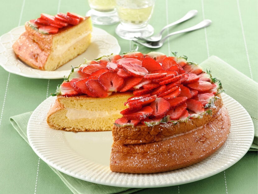 Torta Savoia con chantilly e fragole
