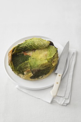 Torta salata con foglie di verza al posto della pasta