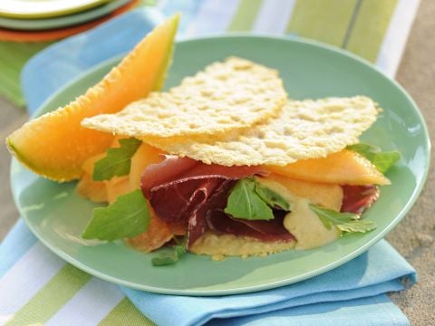 Cialde di grana con melone e bresaola