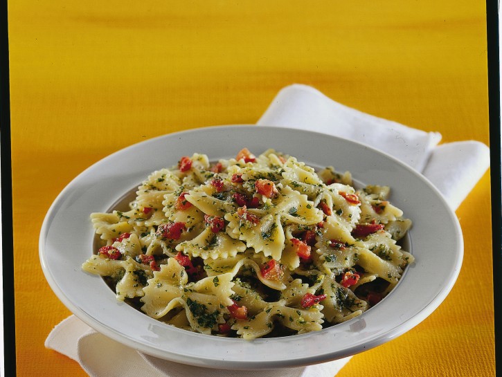 Ricetta Farfalle al pesto rosso - Donna Moderna