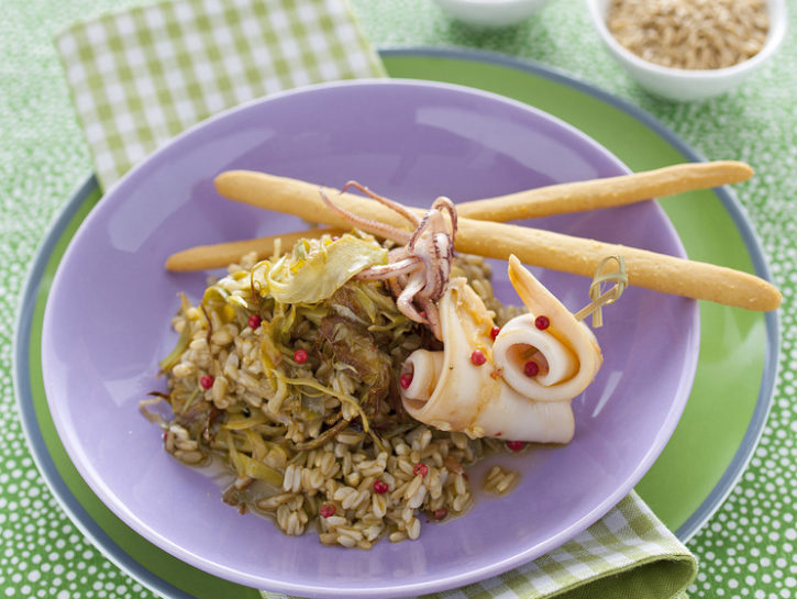 Insalata di avena con carciofi e calamari