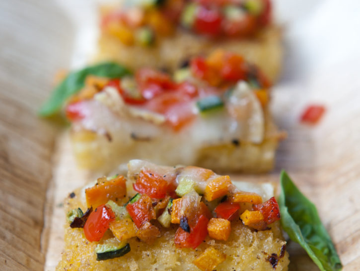 Crostini di miglio con verdurine al basilico
