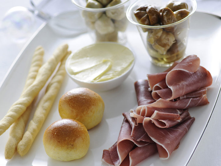 Prosciutto crudo con sottoli e crema di burro