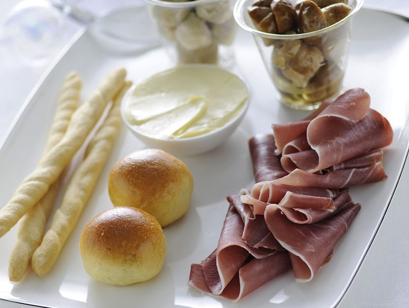 prosciutto-crudo-con-sottoli-e-crema-di-burro