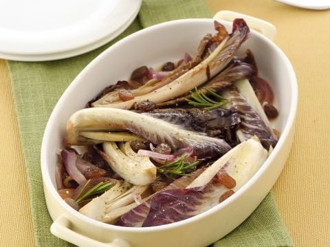 Radicchio brasato con cipolle e uvetta