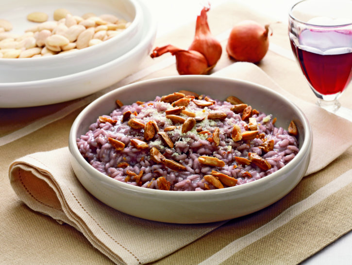 Risotto al Nero d'Avola e mandorle di Noto