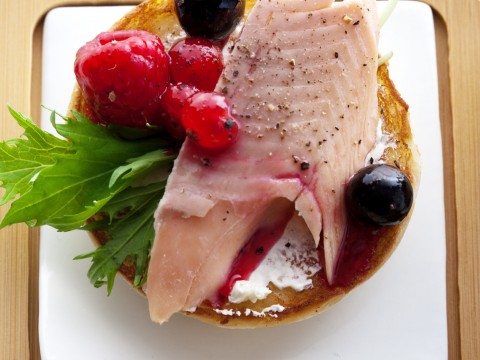 Trota affumicata e frutti di bosco