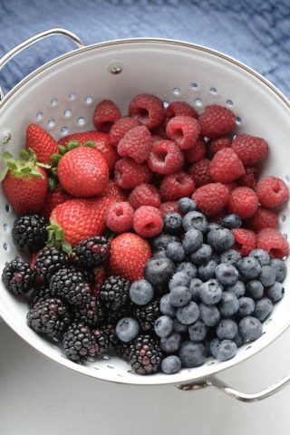 Frutti rossi rendono la pelle elasticaFragole, mirtilli, barbabietole e patate rosse contribuiscono