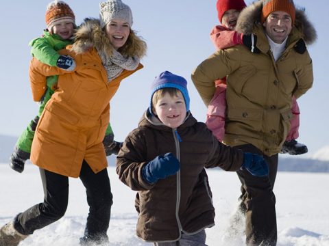 Giochi sulla neve per allenarsi divertendosi con i figli