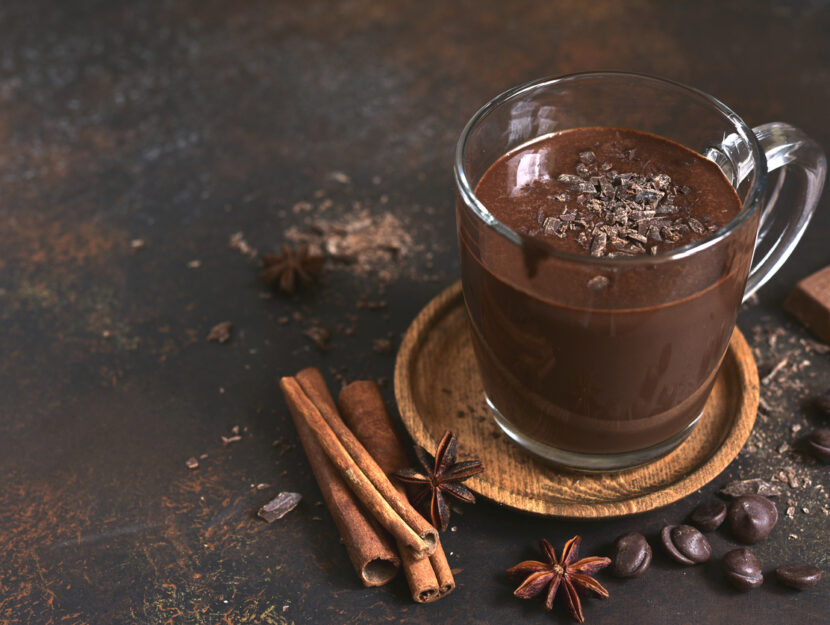 Cioccolata calda: ricetta base, trucchi e varianti