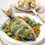 Dentice in gabbia con carciofi e arancia