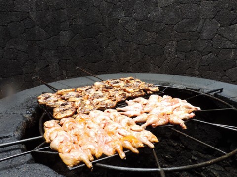 Com'è buono il pollo cotto sul barbecue naturale del vulcano