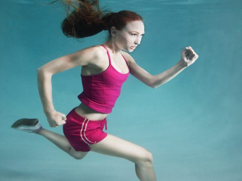 Nuoto o corsa: pro e contro dei due sport più amati dalle donne