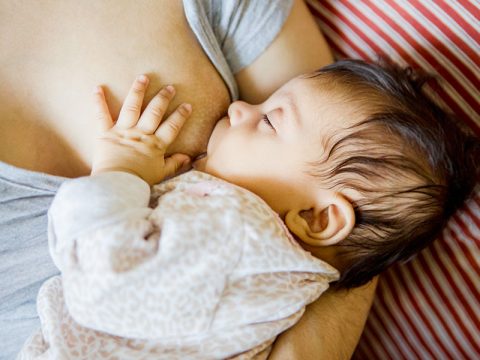 L'allattamento al seno fa calare la vista?