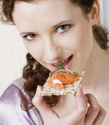 Uova, latte e derivati, ma soprattutto pesci come sardine, aringhe, sgombri e salmone contengono dis
