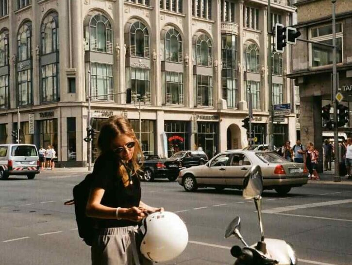 Come non rovinare i capelli con il casco