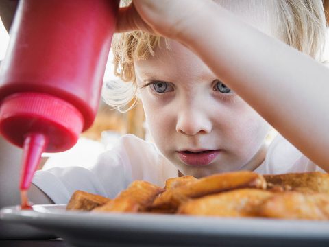 Bambini: quali sono i cibi che fanno male