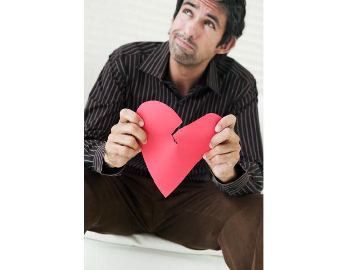 Tradito dalla moglie, compra una pagina sul giornale per lasciarla ...