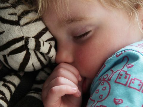 Il bambino non dorme? Prova con i rimedi naturali