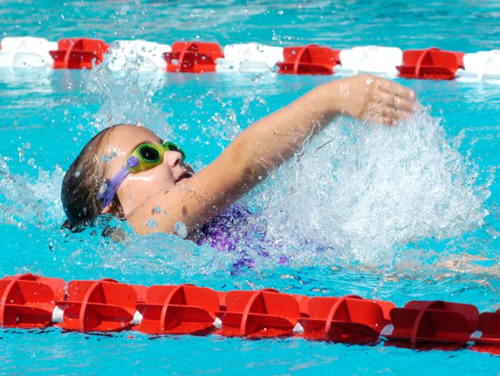 Il nuoto cura la scoliosi? Un mito da sfatare