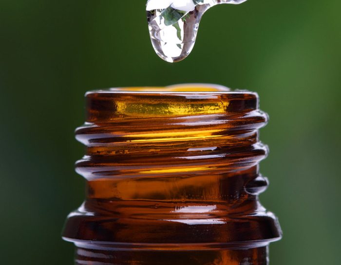 Una goccia di tea tree sulla puntura