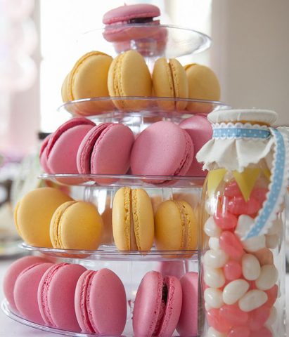 Dolcetti e torte non possono mancare: posiziona alcuni vassoi su diversi tavoli, di modo che gli inv