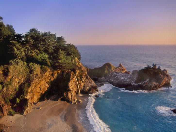 Pfeiffer Beach, la spiaggia arcobaleno