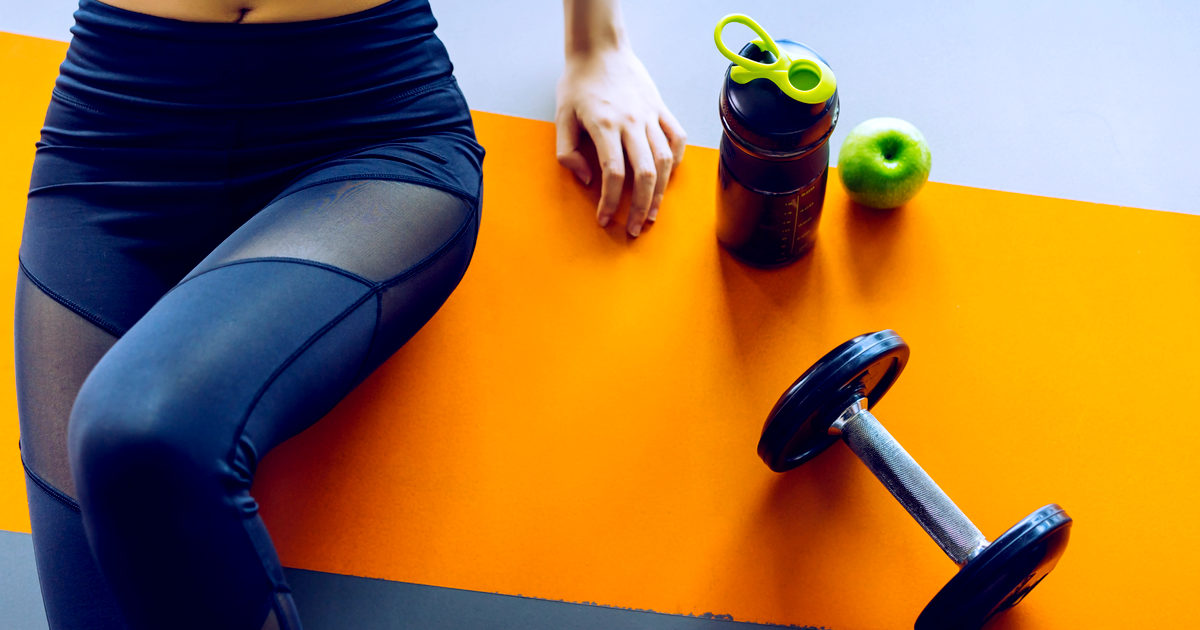 Allenamento per tonificare tutto il corpo esercizi con i pesi Donna