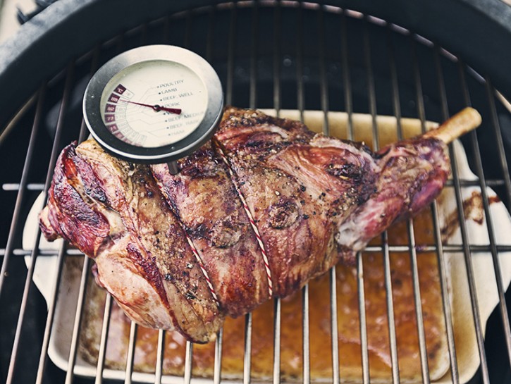 <p>Preparare la <b>perfetta grigliata </b>non è semplice. C'è qualche <b>piccolo trucco</b> però che possiamo mettere in atto per rendere carne, pesce e verdure deliziosi e ottenere una cottura di qualità.</p><p>La cosa più importante è la<b> temperatura</b>. Se vuoi davvero diventare il <b>re del barbecue</b> devi avere con te un termometro per misurare il calore e capire quando è giunto il momento di cuocere la tua pietanza: di solito si parla di <b>260°C </b>circa per la <b>cottura diretta</b>, ovvero con l'esposizione del cibo a breve distanza dalla fonte di calore, che sia fuoco o brace, ed è tipica della grigliata comune. In questo caso bisogna stare molto attenti a <b>non bruciare la carne</b> e a marinarla, ma di questo parleremo più avanti. </p><p>La<b> cottura indiretta</b> invece richiede una temperatura di circa<b> 150°C </b>ed è un metodo più gentile e leggero di cuocere, serve però un barbecue provvisto di coperchio. </p>