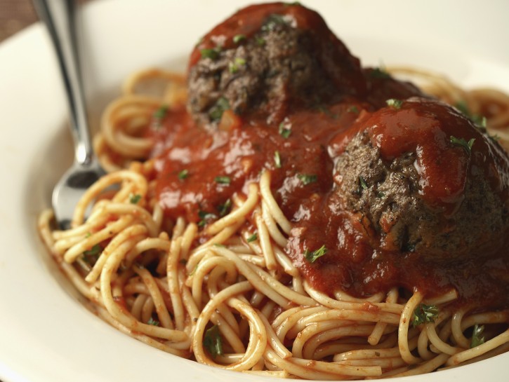 <p>Fai cuocere gli spaghetti in acqua bollente salata e servi la pasta con le polpette.</p><p>Buon appetito!</p>