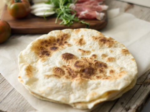 Come fare la piadina romagnola classica o senza strutto