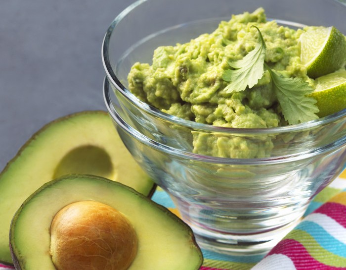 Una ricetta sana con avocado e pinoli