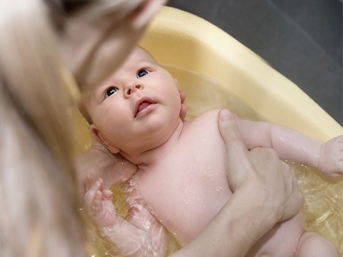 Come fare il bagnetto al neonato