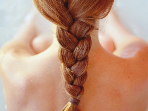 Capelli grassi? Ecco 5 rimedi naturali