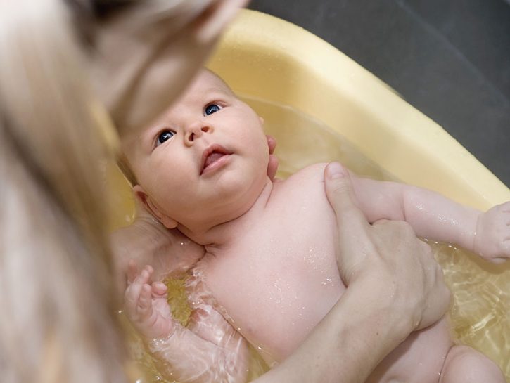 Fare il bagnetto al neonato non è tanto una necessità igienica, è soprattutto un momento di cocc