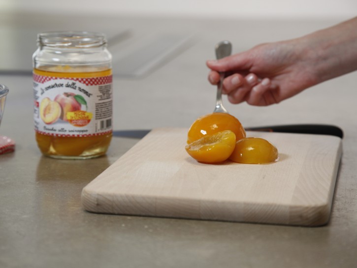 Step by step: crema in coppa con pesche sciroppate