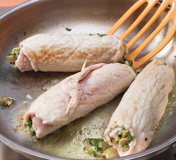 La ricetta velocissima degli involtini di tacchino ripieni di olive