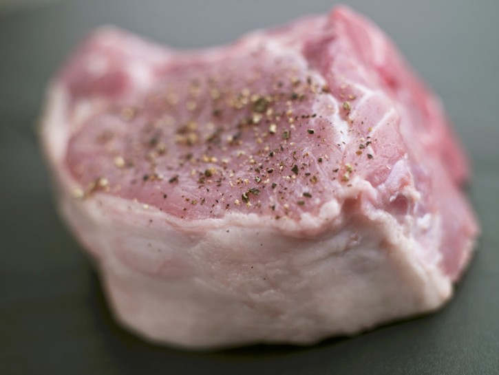 <p>Ingredienti</p><p>1,5 kg di carne mista di suino</p><p>5 peperoncini</p><p>1 peperone rosso in polvere</p><p>50 g di sale</p><p>Pepe nero</p><p><b>Come si fa a fare la nduja?</b> La nduja è un piatto tipico della tradizione calabrese e consiste in un composto spalmabile fatto di carne di maiale e peperoncino. Prepararla in casa è molto difficile e richiede una accortezza particolare per quanto riguarda la conservazione, per evitare la formazione di batteri nocivi per la salute.</p><p>Questo <b>salame spalmabile</b> è decisamente un prodotto tipico ricco di calorie e grassi, che ritrova le sue radici nella tradizione calabrese, soprattutto delle famiglie meno abbienti, in quanto veniva fatta con la carne “scartata” in seguito alla macellazione dei maiali. Il suo sapore intenso vivacizza il gusto di ogni alimento a cui viene accostato, soprattutto perché è molto ma molto piccante.</p><p>Vediamo insieme come fare la nduja:</p><p>Per prima cosa scegli la carne includendo parti grassi, come il guanciale, il lardo e la pancetta. Taglia il tutto a pezzi piccoli con un coltello affilato. L’ideale sarebbe macinare tutto il composto, così che la consistenza diventi meno nervosa e malleabile e che risulti semplice da spalmare senza che ci siano grossi pezzi.</p>